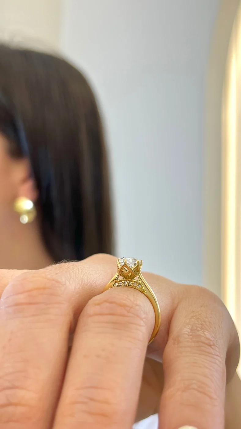 Anillo de compromiso en la mano